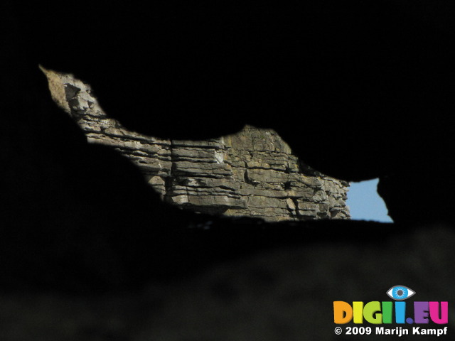 SX08012 Look through hole in cliffs between Ogmore by Sea and Southerndown